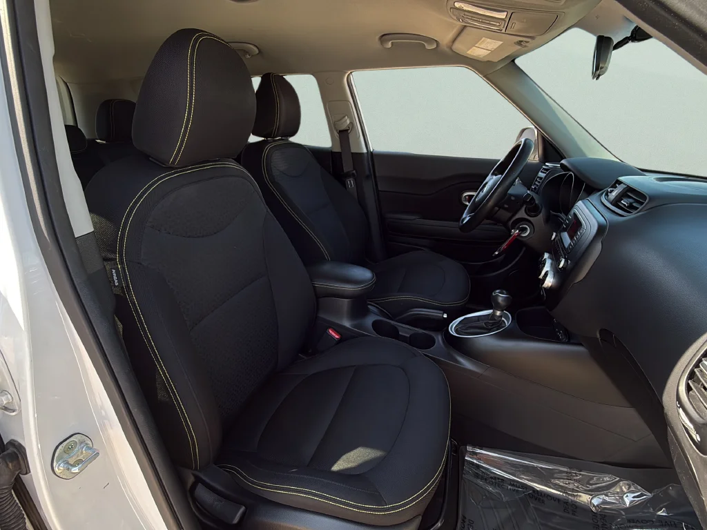 Used 2015 Clear White Kia Plus image 21