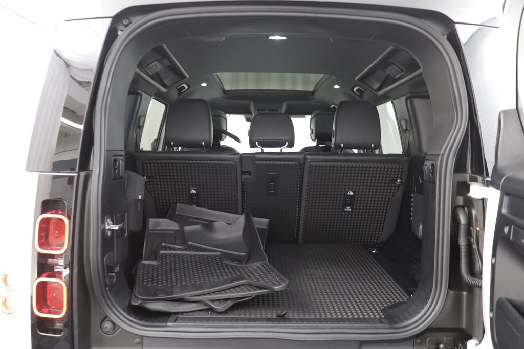 Certified Used 2025 White Land Rover X-Dynamic SE image 19