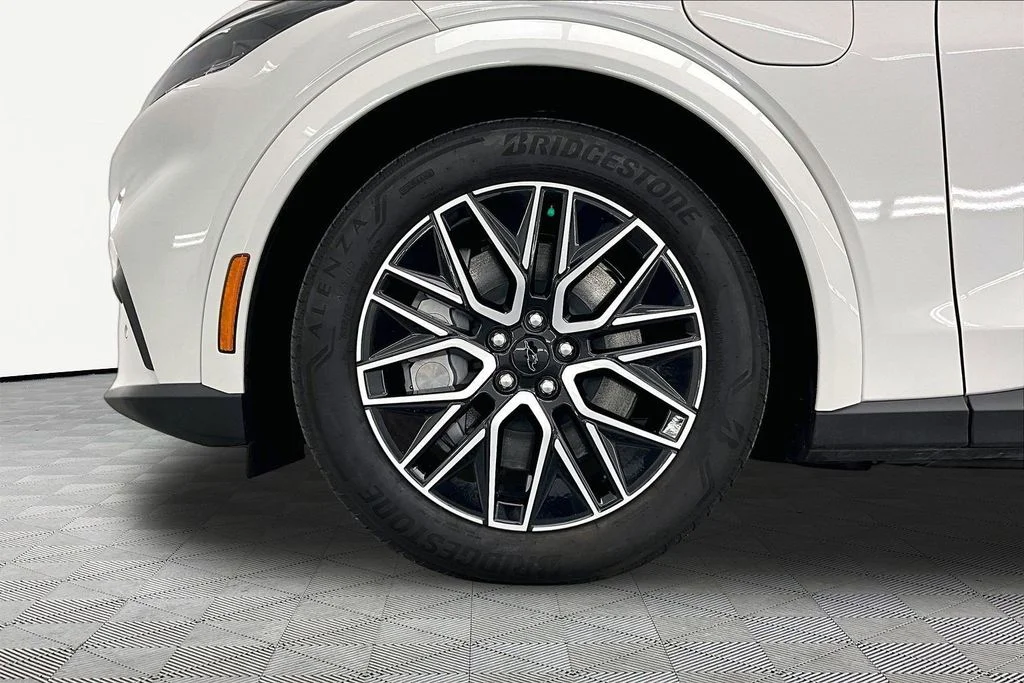 Used 2025 White Metallic Ford Premium image 9