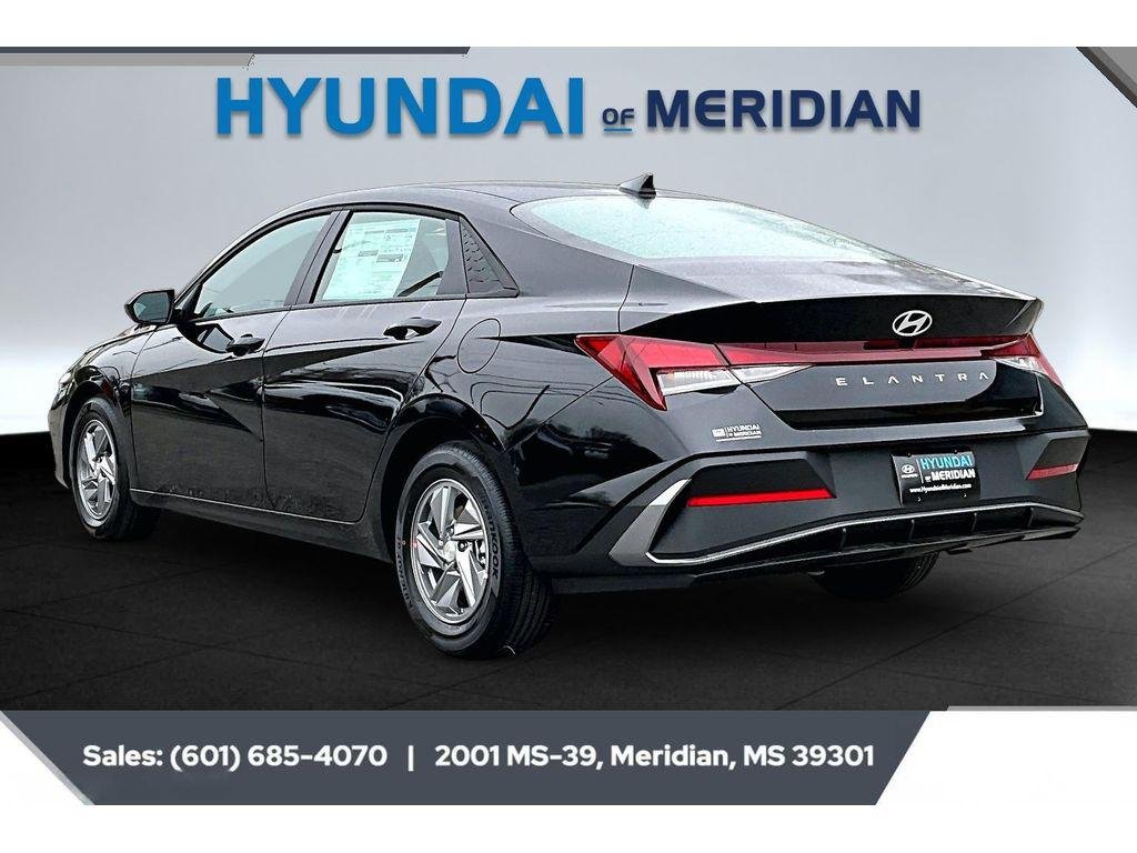 New 2026 ABYSS BLACK Hyundai SE image 3