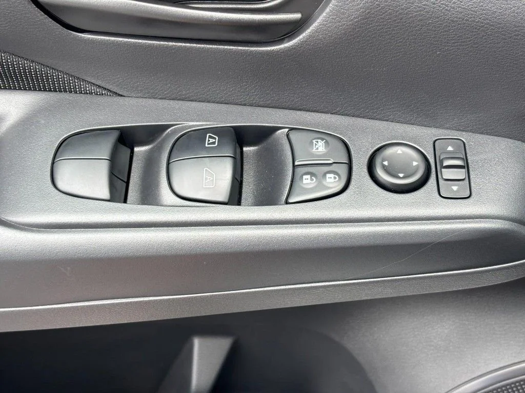 2025 Nissan KICKS PLAY Base - Photo 17