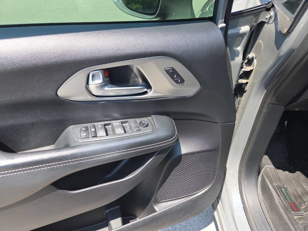 Used 2020 Ceramic Gray Clearcoat Chrysler Launch Edition image 14