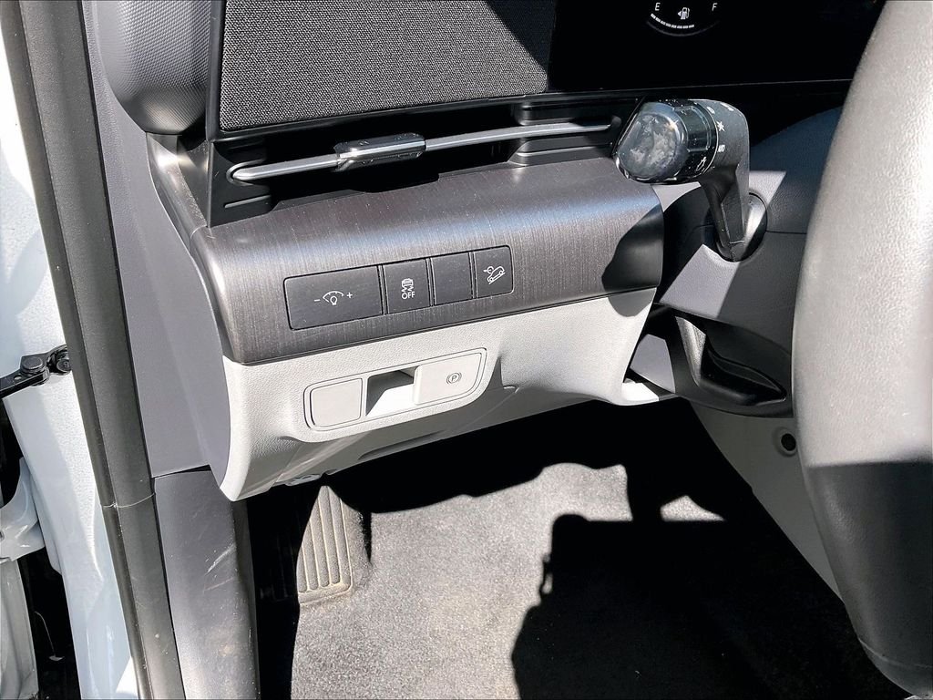 Used 2025 Atlas White Hyundai SEL image 25