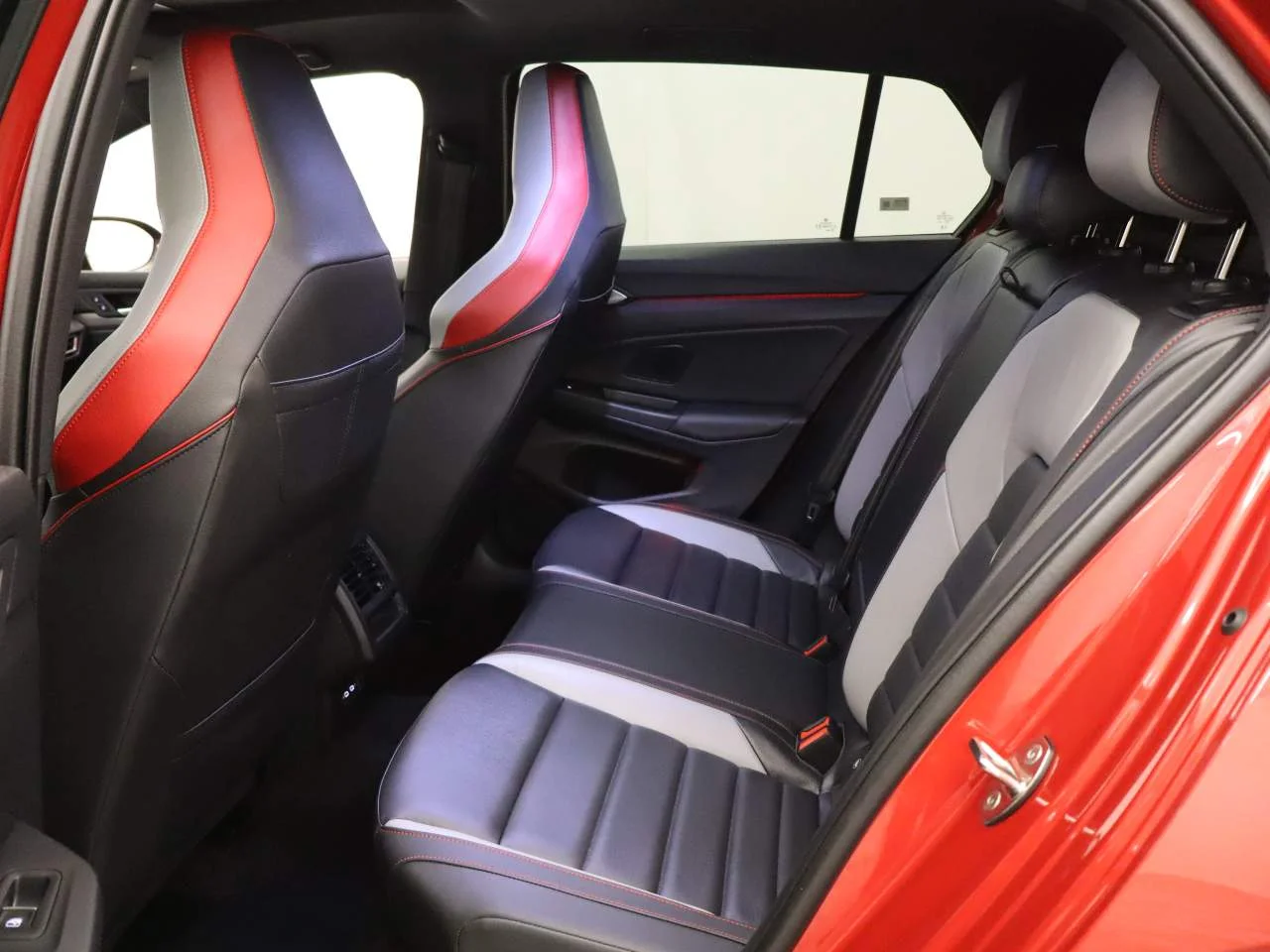 Certified Used 2025 Kings Red Metallic Volkswagen SE image 18