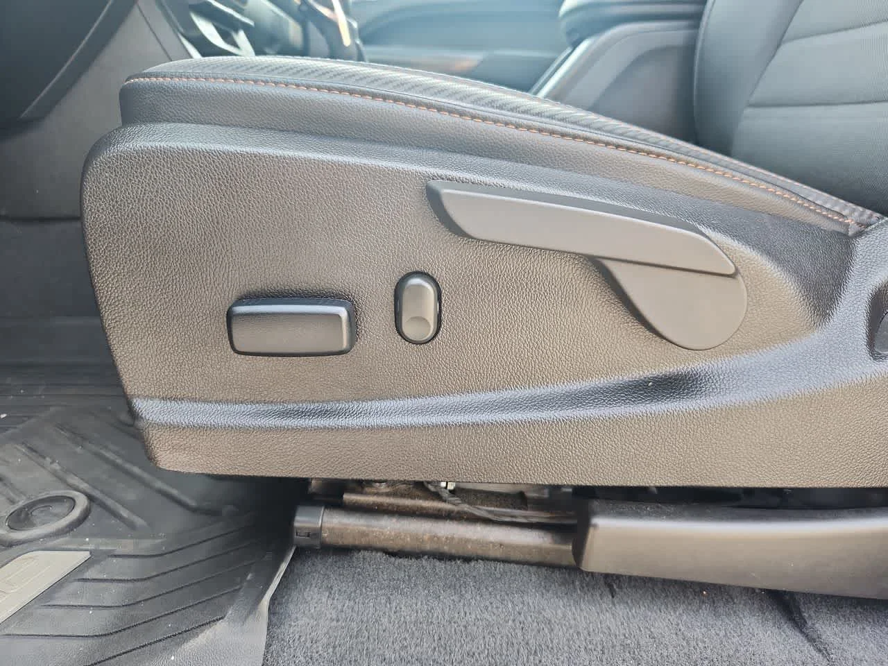 Used 2022 Satin Steel Metallic GMC AT4 - Cloth image 13