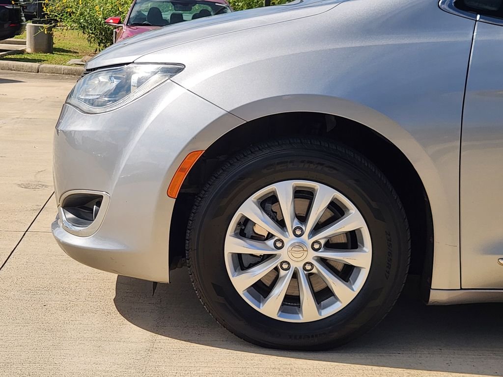 Used 2018 Billet Silver Metallic Clearcoat Chrysler Touring L image 10
