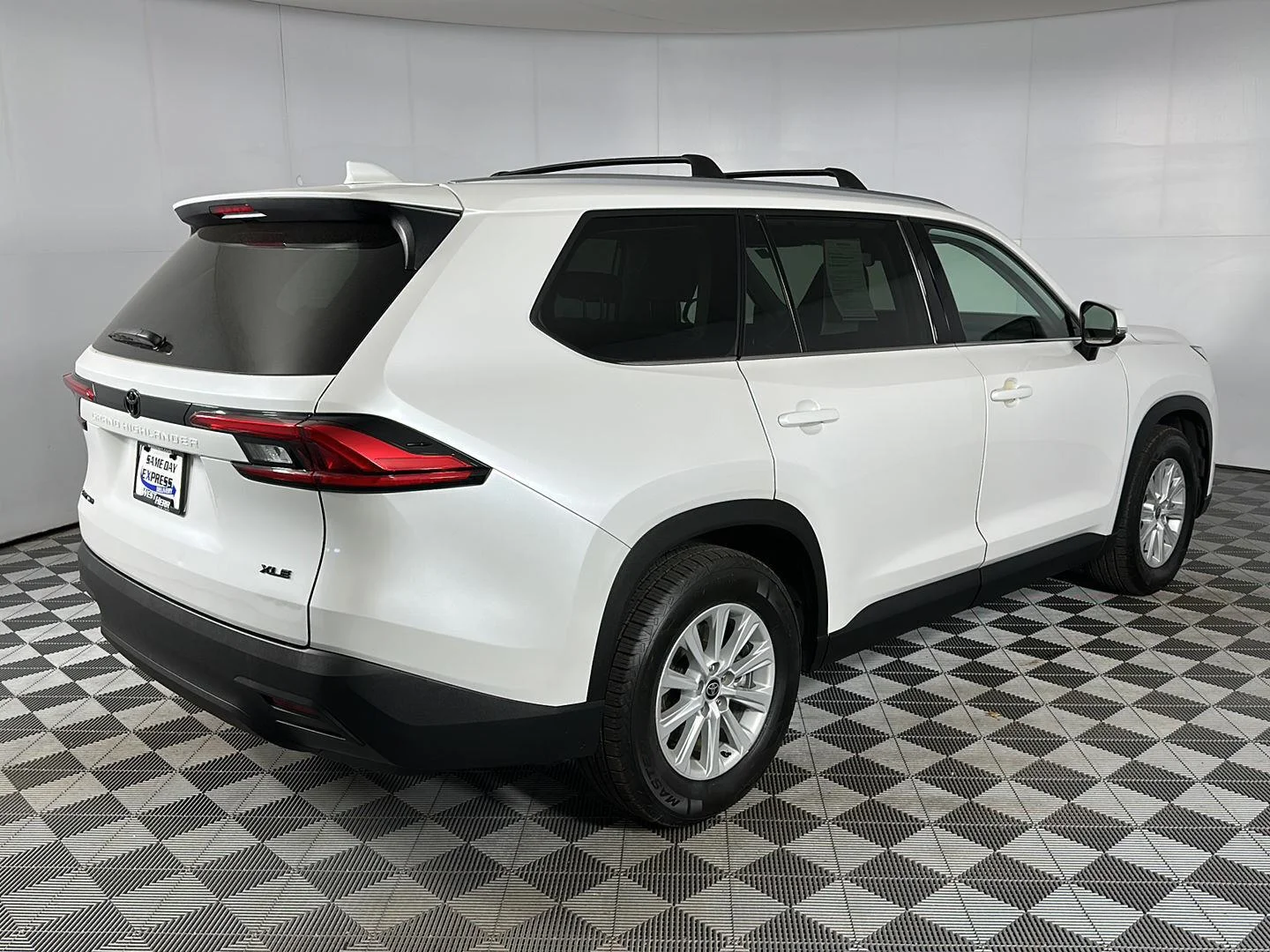 Used 2024 Wind Chill Pearl Toyota XLE image 27