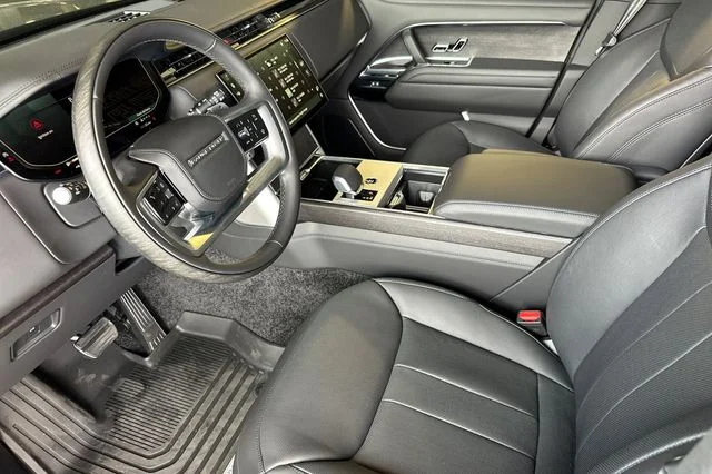 New 2026 Santorini Black Land Rover SE image 9