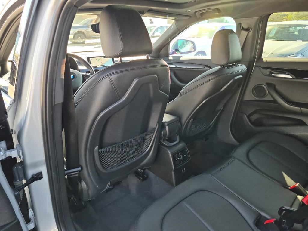 Used 2022 Silver BMW sDrive28i image 36