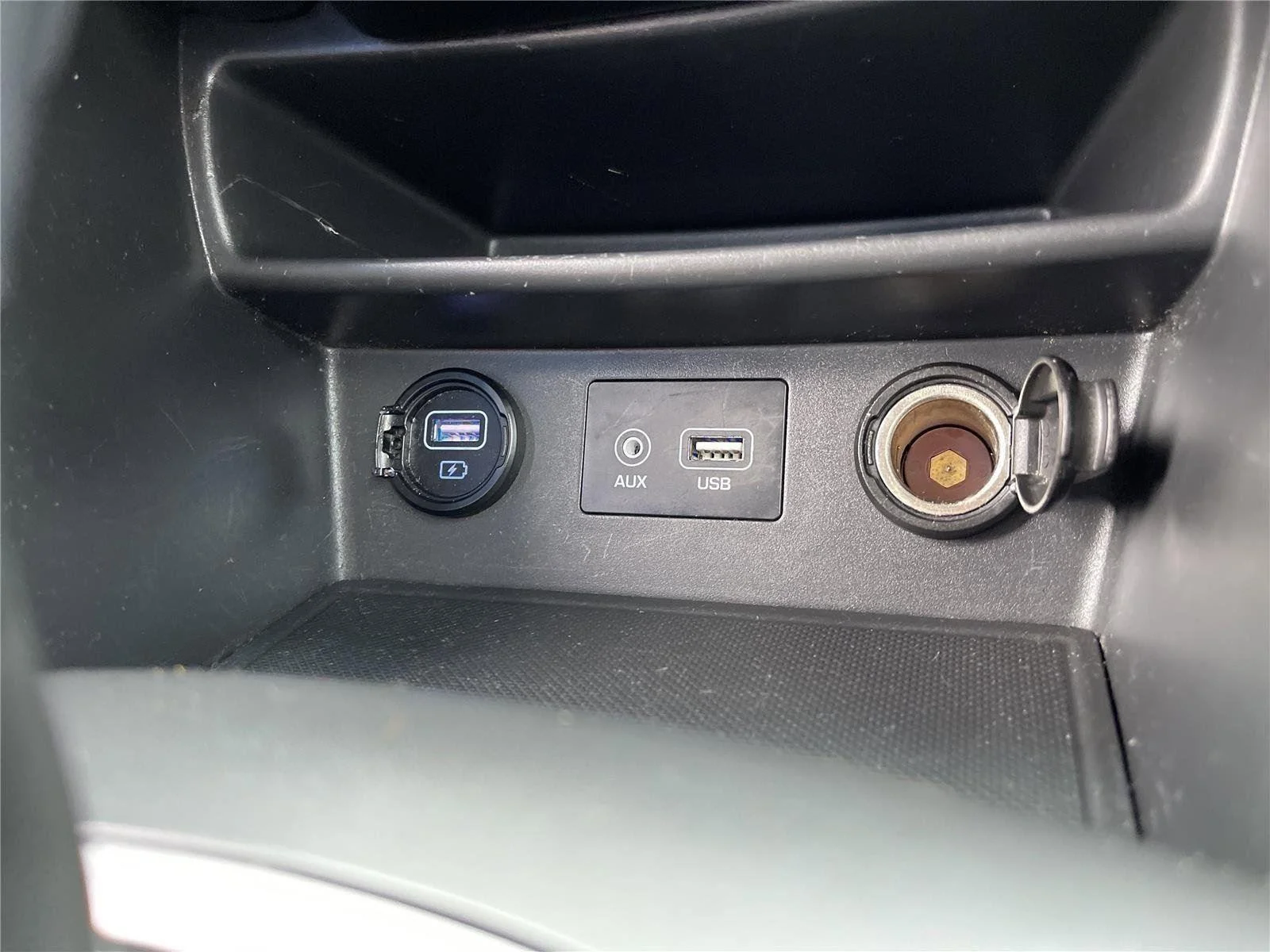 Used 2020 Chalk White Hyundai SE image 23