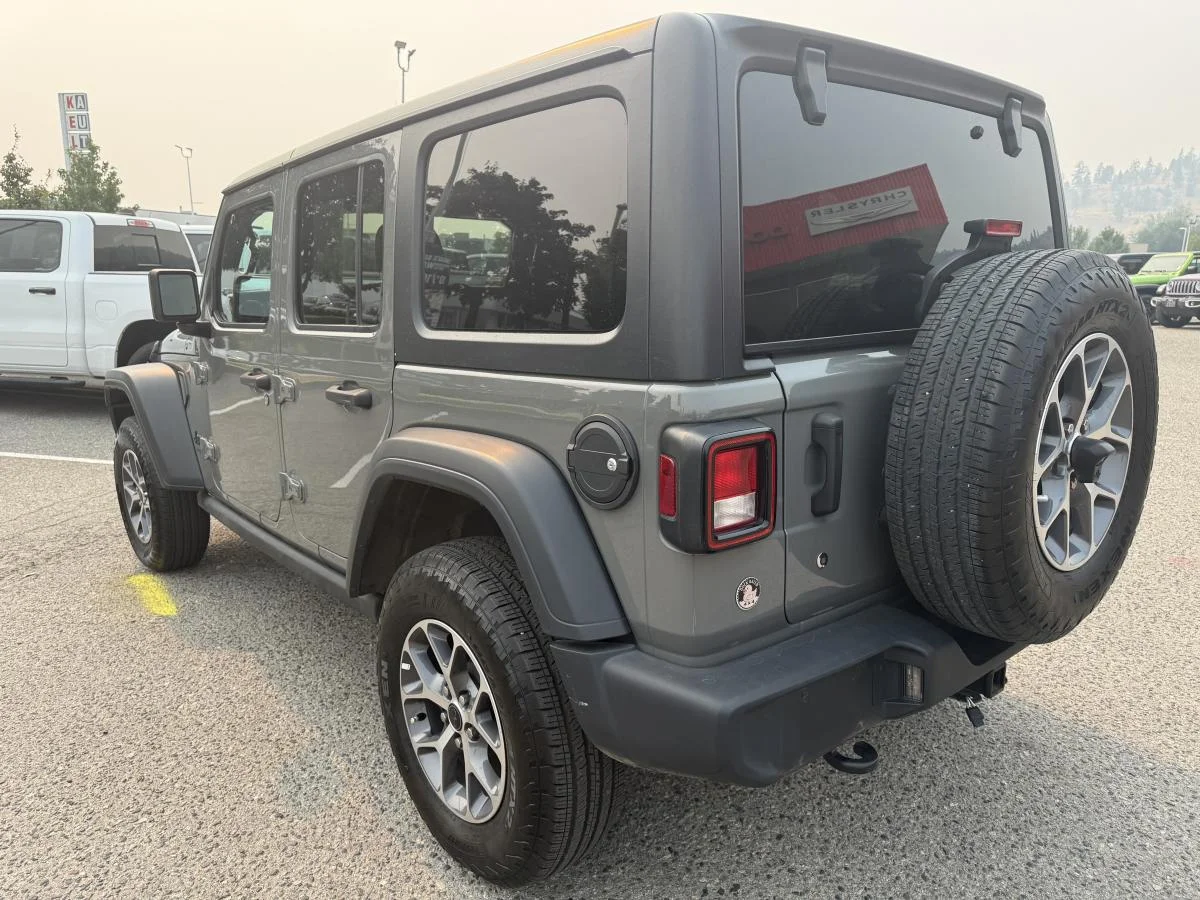 Used 2019 Grey Jeep Sport image 4