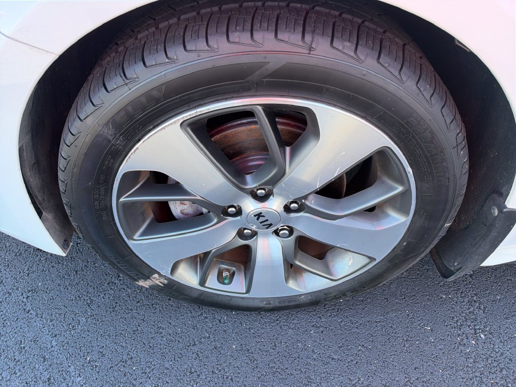 Used 2019 White Kia S image 10
