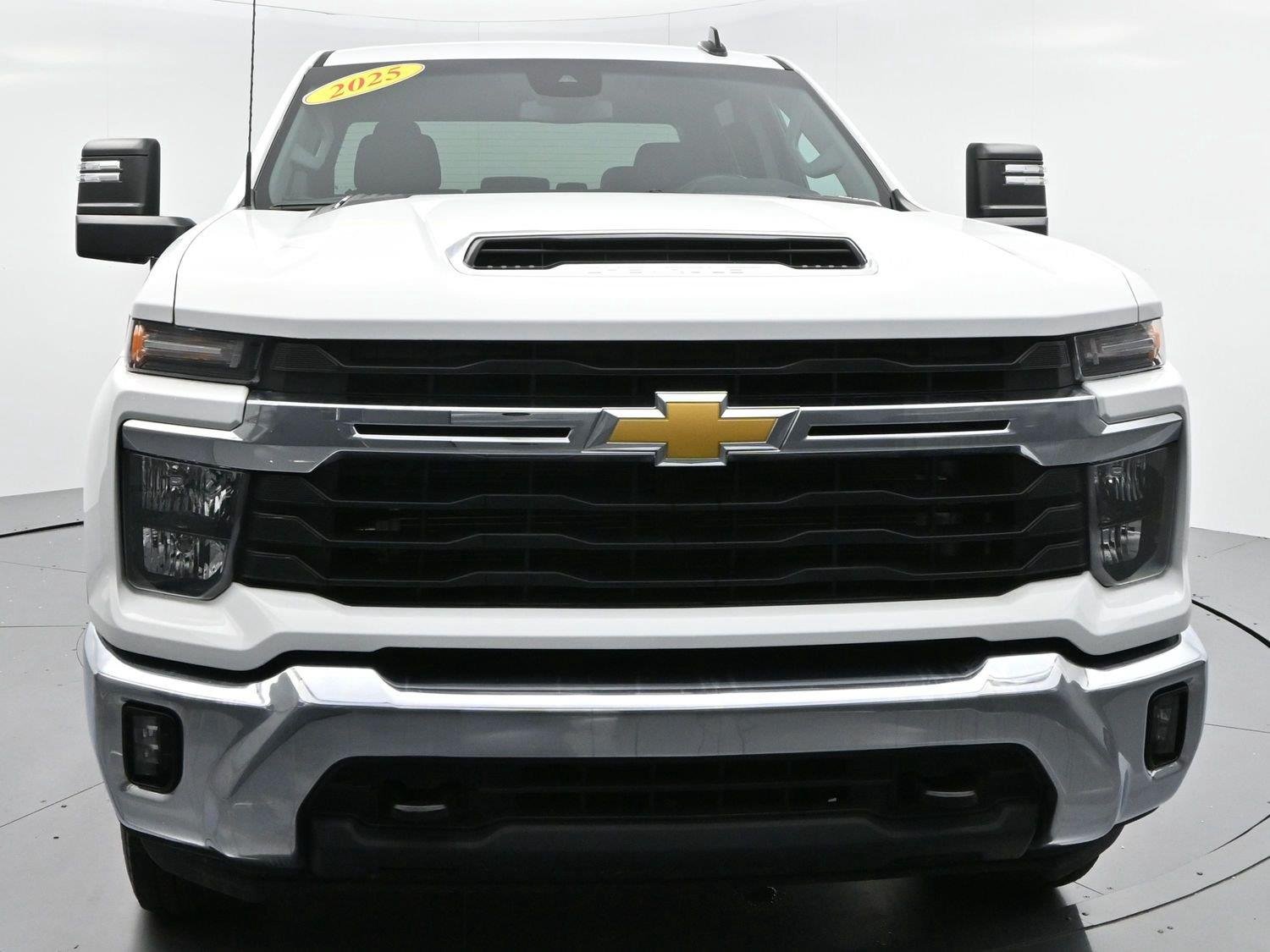 Used 2025 Summit White Chevrolet LT image 2