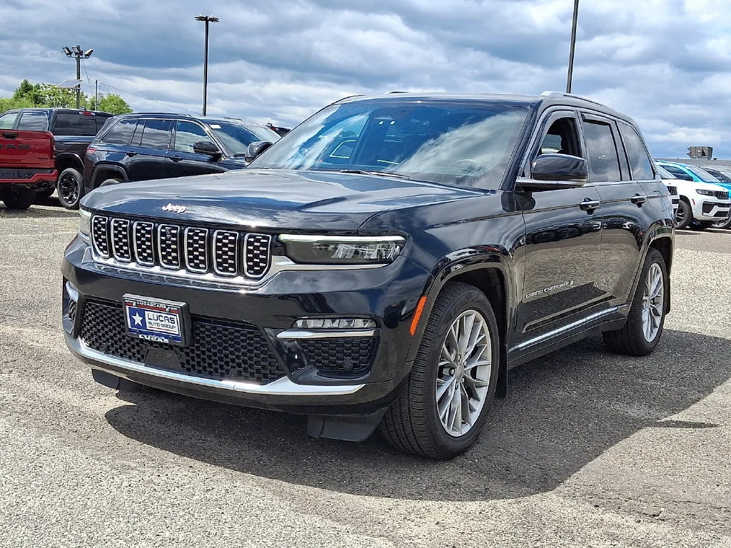 Used 2023 Diamond Black Crystal Pearlcoat Jeep Summit Reserve image 5