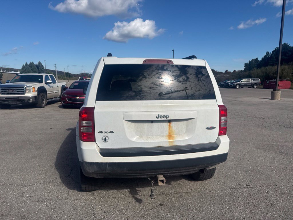 Used 2015 Bright White Clearcoat Jeep Sport image 21