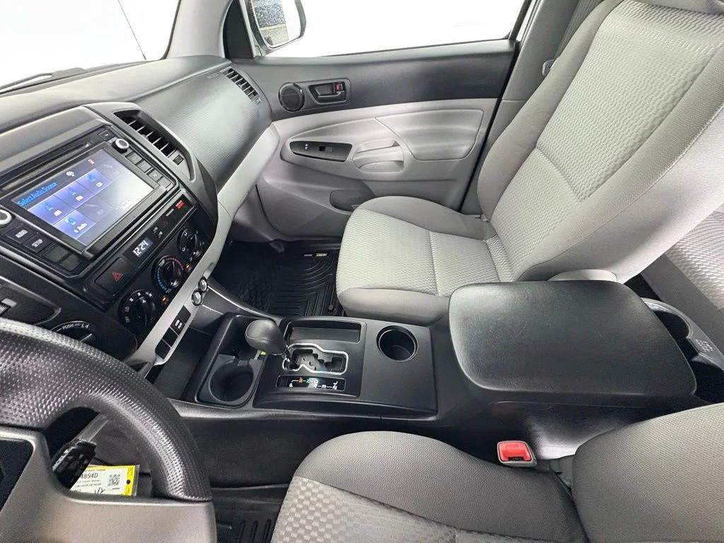 Used 2014 White Toyota Base image 27