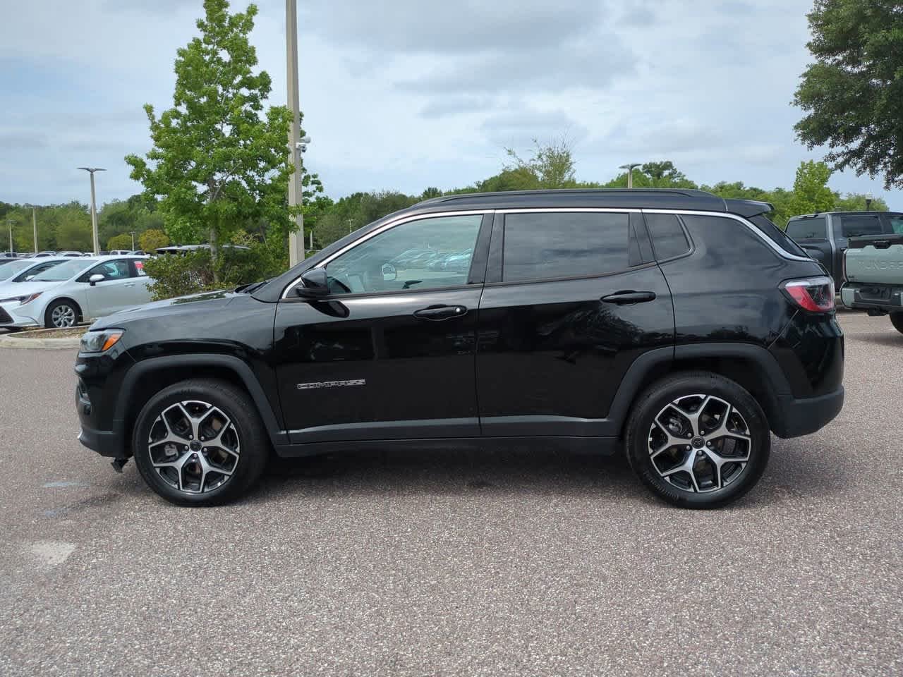Used 2025 Diamond Black Crystal Pearlcoat Jeep Limited image 3