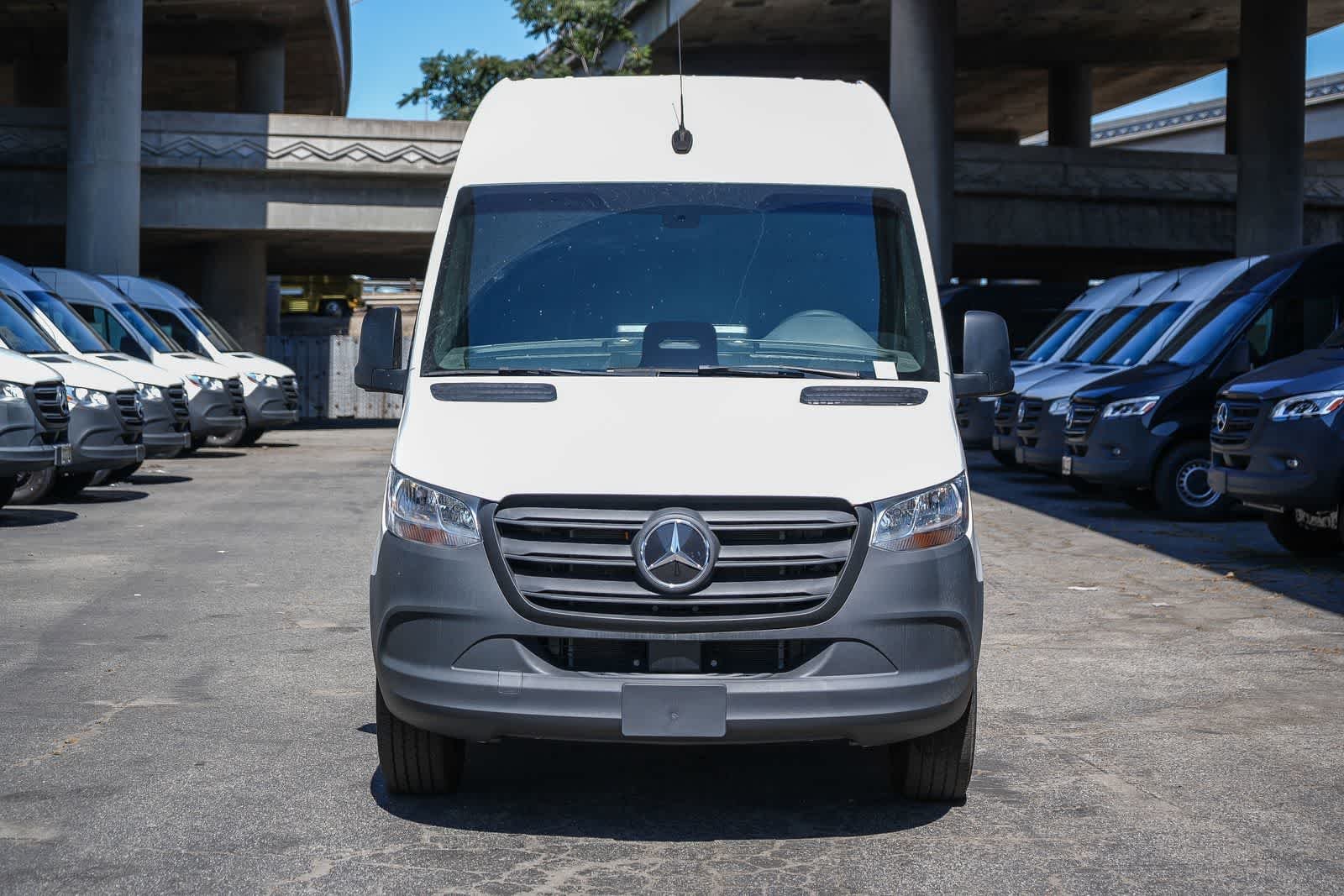 New 2025 Arctic+White Mercedes-Benz Cargo 170WB High Roof 113kW Battery RWD HO Motor image 37