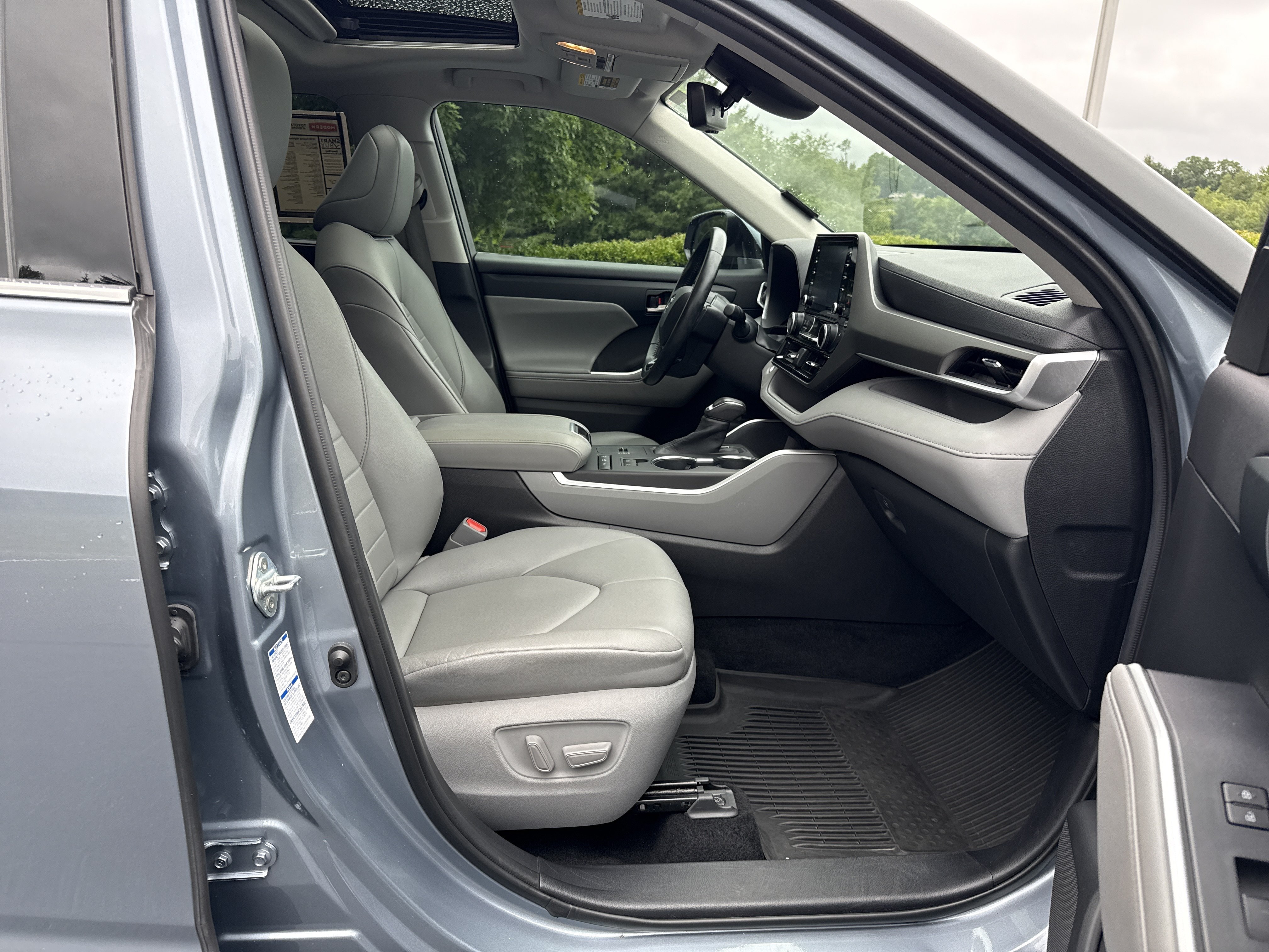 Used 2020 Moon Dust Toyota Hybrid XLE image 21