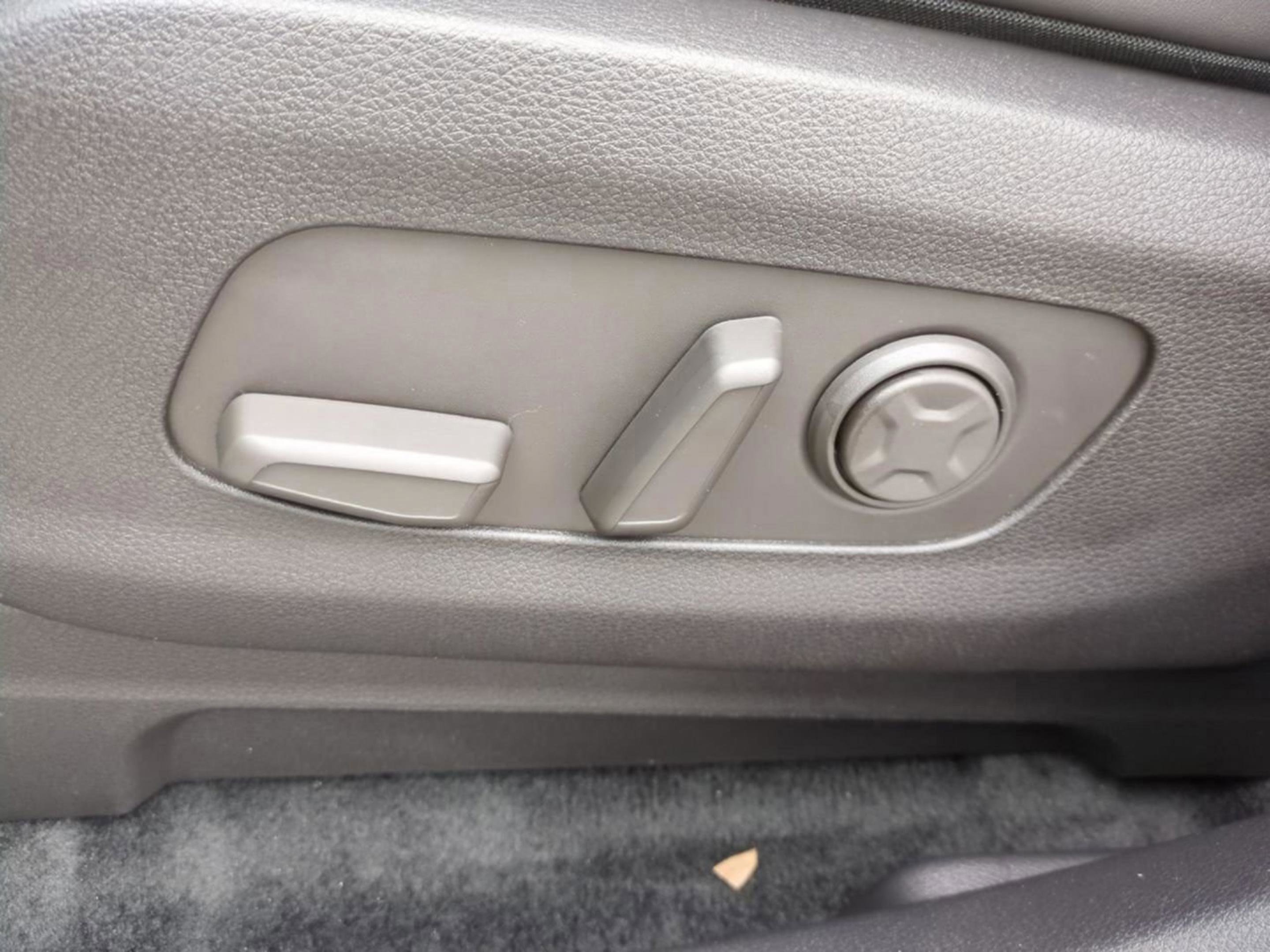 New 2026 Snow White Pearl Kia LXS image 23