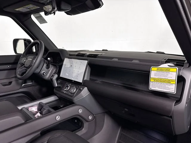 New 2026 Santorini Black Metallic Land Rover X-Dynamic SE image 31