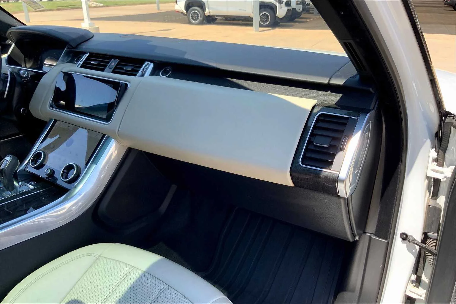 Used 2021 Fuji White Land Rover HSE Silver Edition image 36