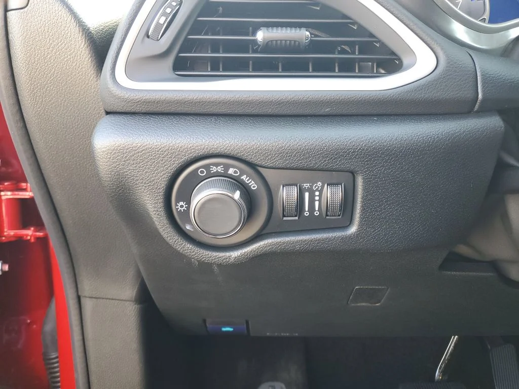 2025 Chrysler Voyager LX - Photo 11