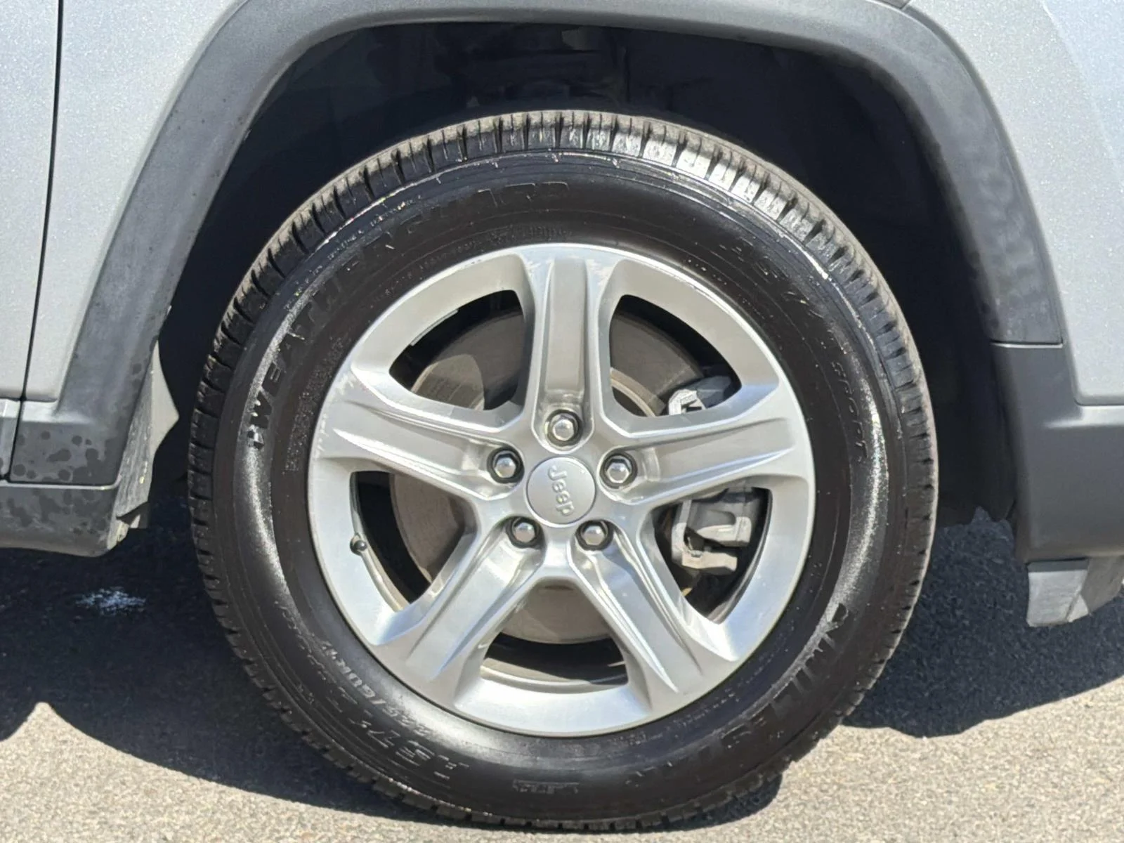 Used 2024 BALTIC GRAY MET Jeep Latitude 4x4 image 24