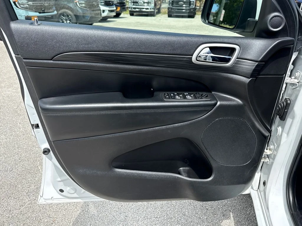 Certified Used 2021 White Jeep Laredo X image 13