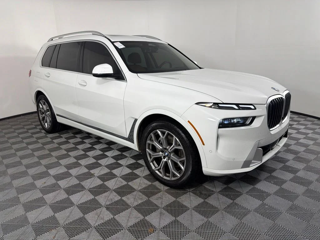 Certified Used 2026 Alpine White BMW xDrive40i image 3
