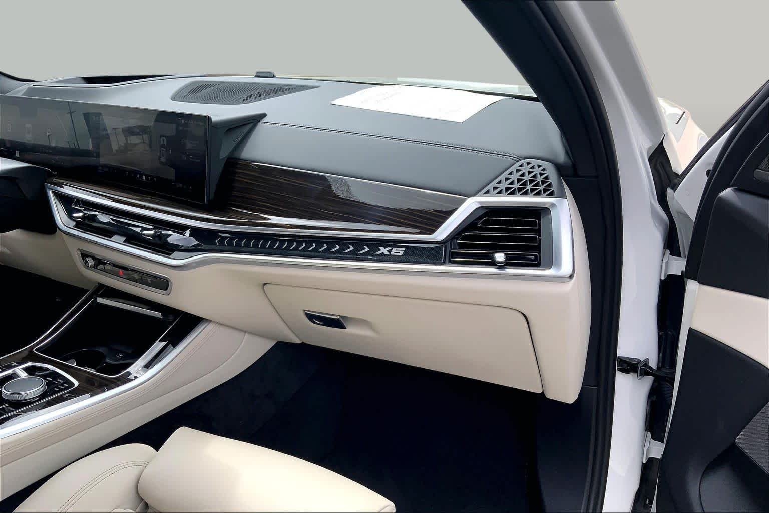 Used 2024 Mineral White Metallic BMW xDrive40i image 17