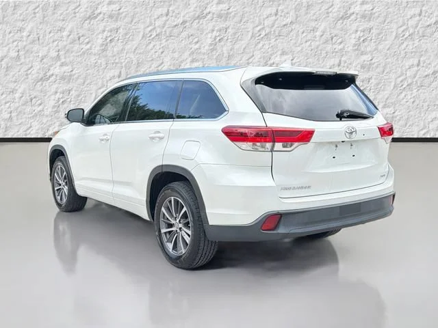Used 2018 Blizzard Pearl Toyota XLE image 5