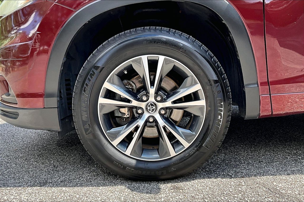 Used 2016 Red Toyota XLE V6 image 35
