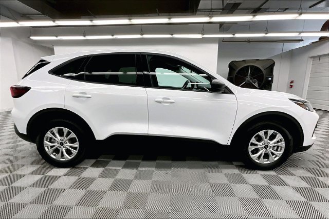 Used 2025 Oxford White Ford Active image 14