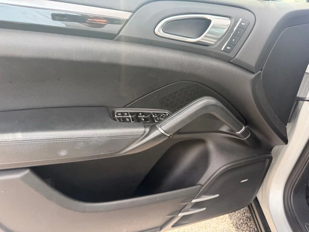 Used 2012  Porsche S image 5