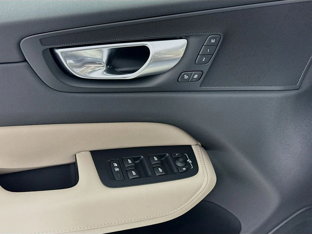 2026 Volvo XC60 Plus - Photo 19