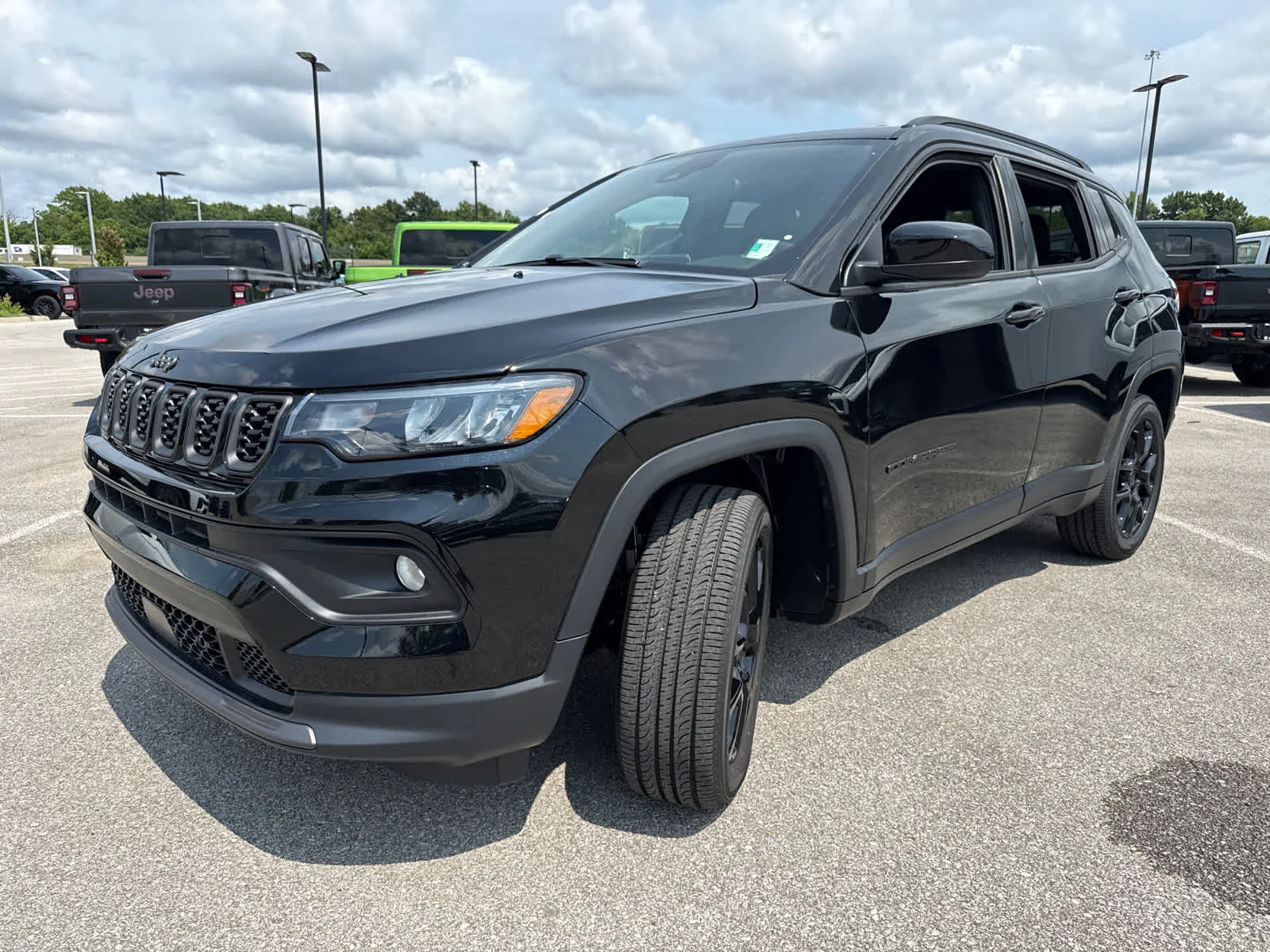 New 2026 Diamond Black Crystal Pearl-Coat Exterior Paint Jeep Latitude image 4