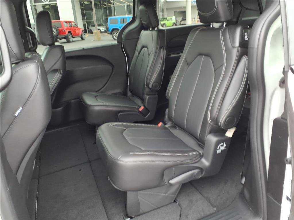 2026 Chrysler Pacifica photo 4