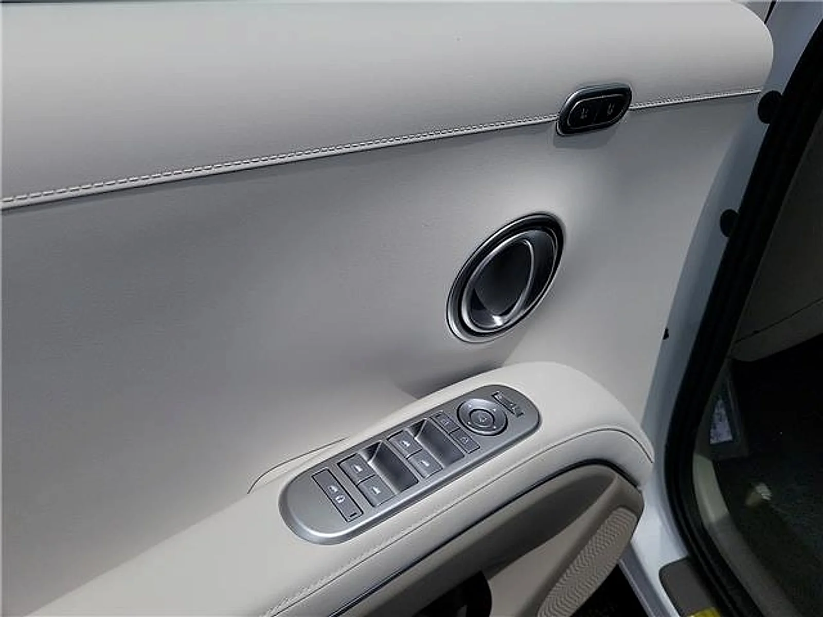 New 2026 White Hyundai SEL Premium image 11