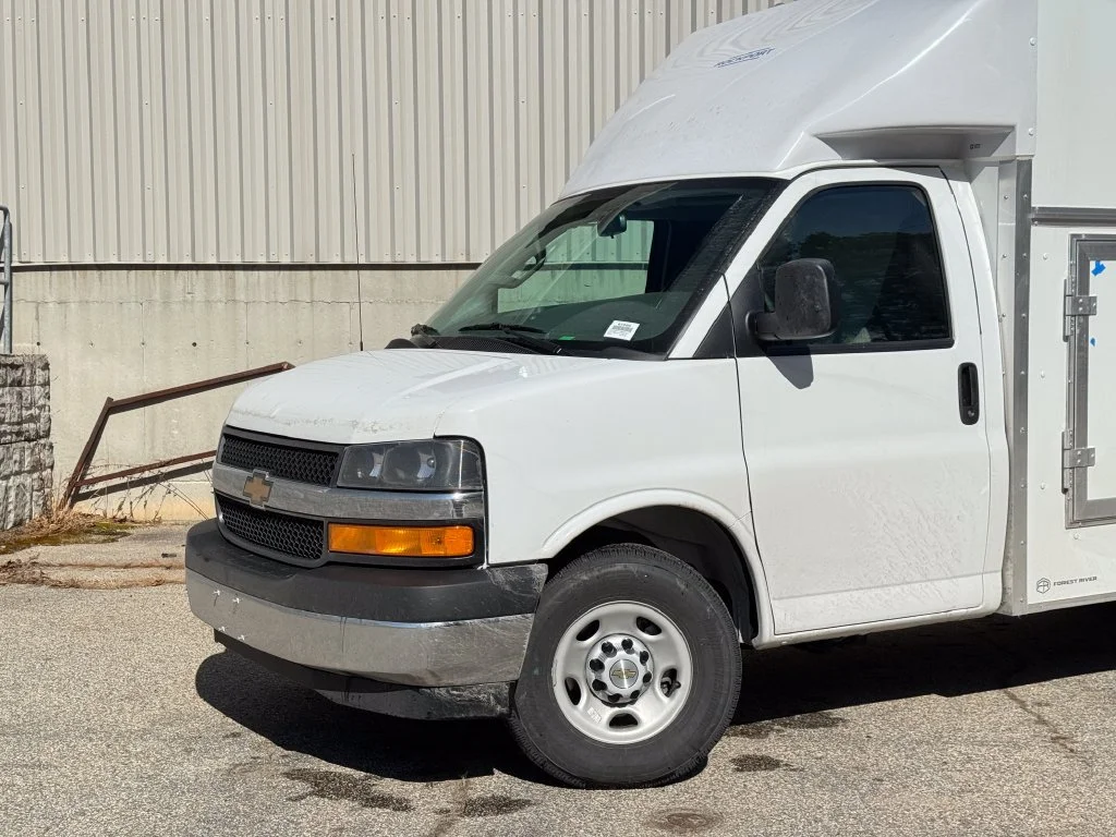 New 2026 Summit White Chevrolet 1WT image 3