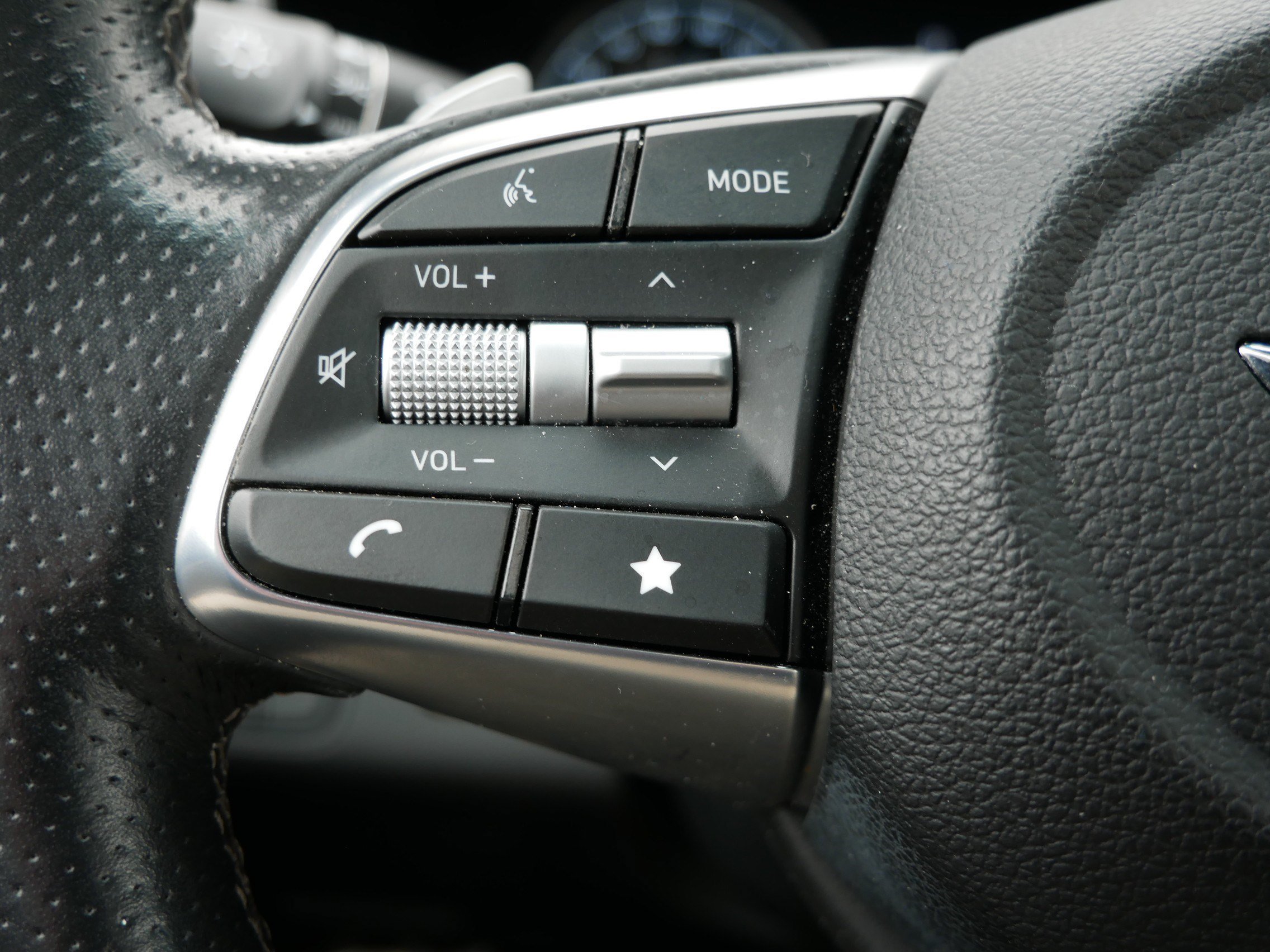 2023 GENESIS G70 Standard - Photo 28