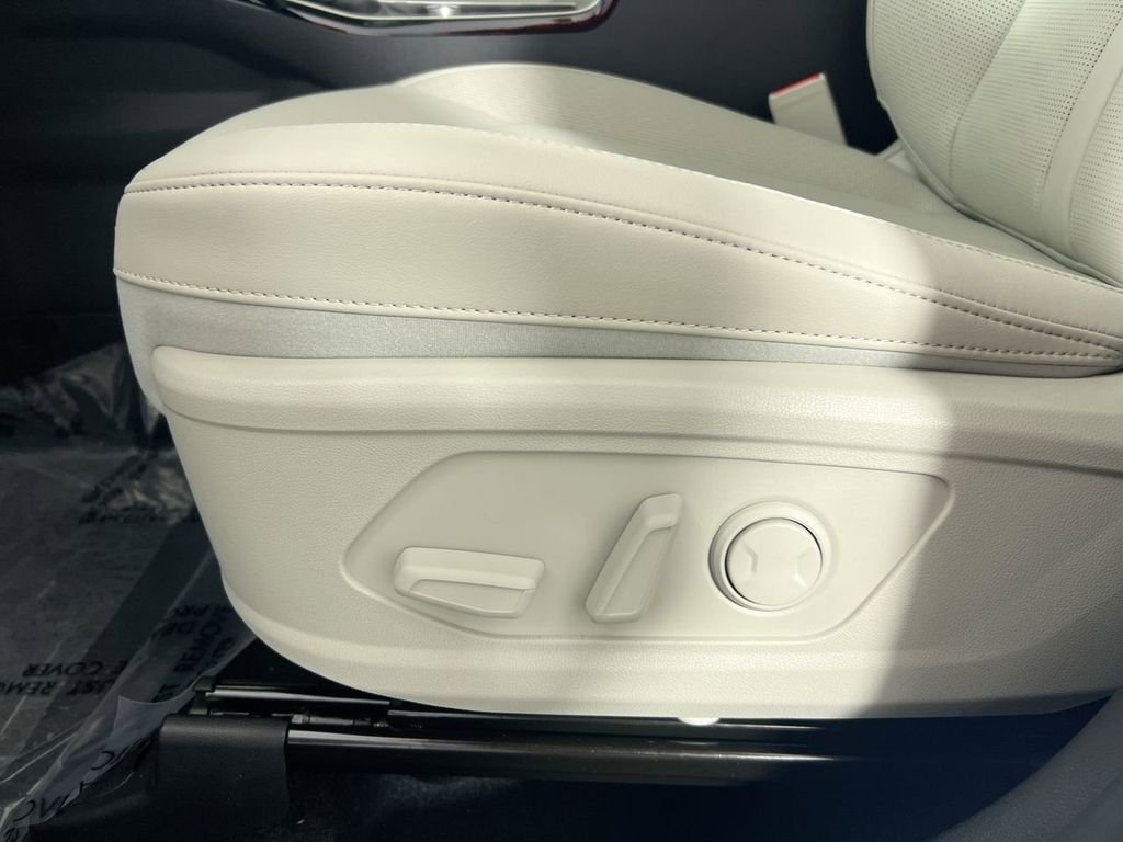 New 2026 Glacial White Pearl Kia SX image 13