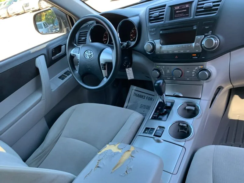 Used 2011 Silver Toyota Sport Utility 4D image 33