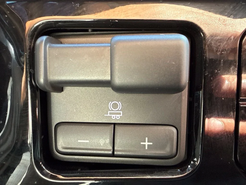 Used 2025 Sterling Metallic GMC Elevation image 25