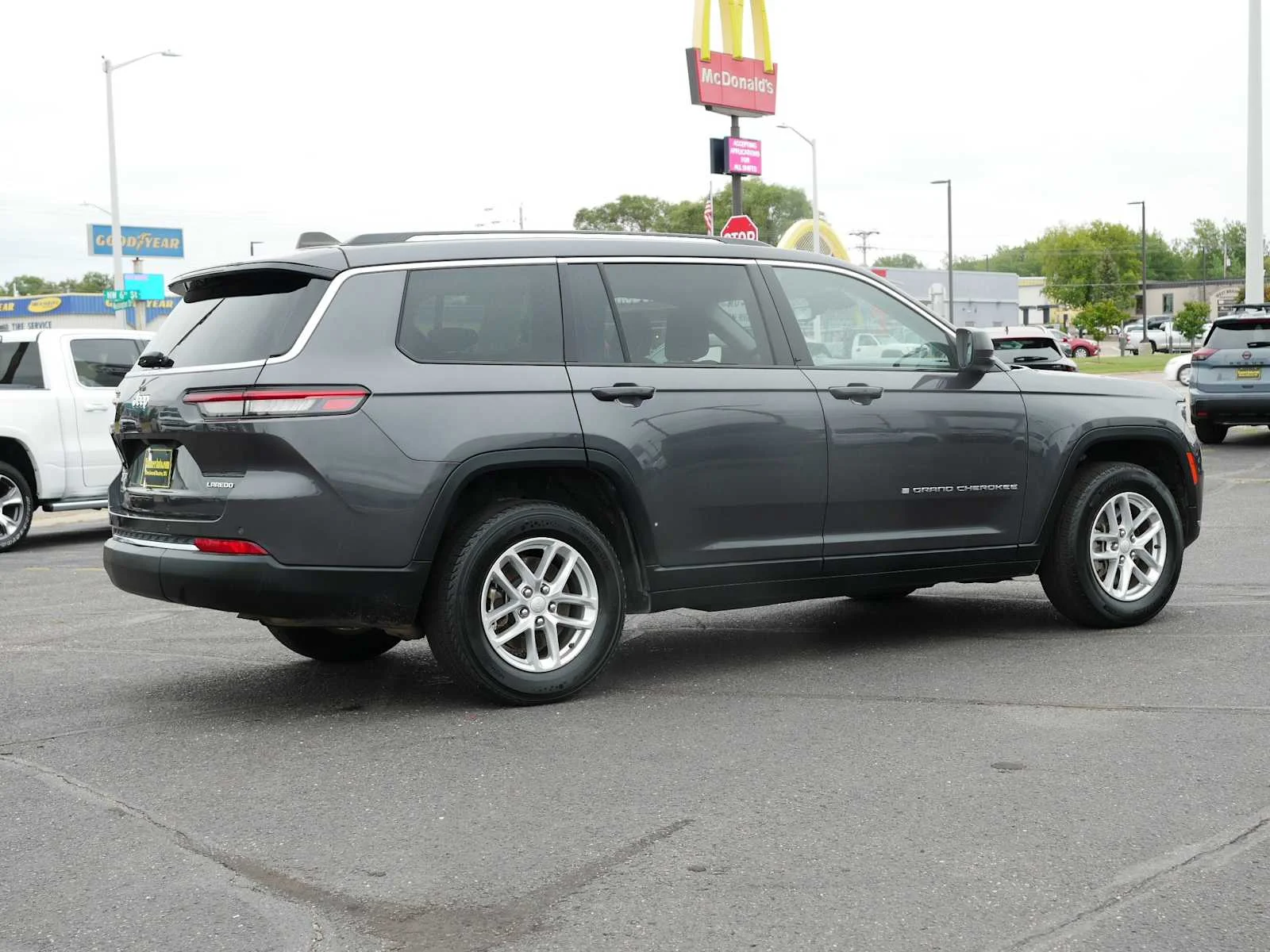 Used 2023 Baltic Gray Metallic Clearcoat Jeep Laredo image 7