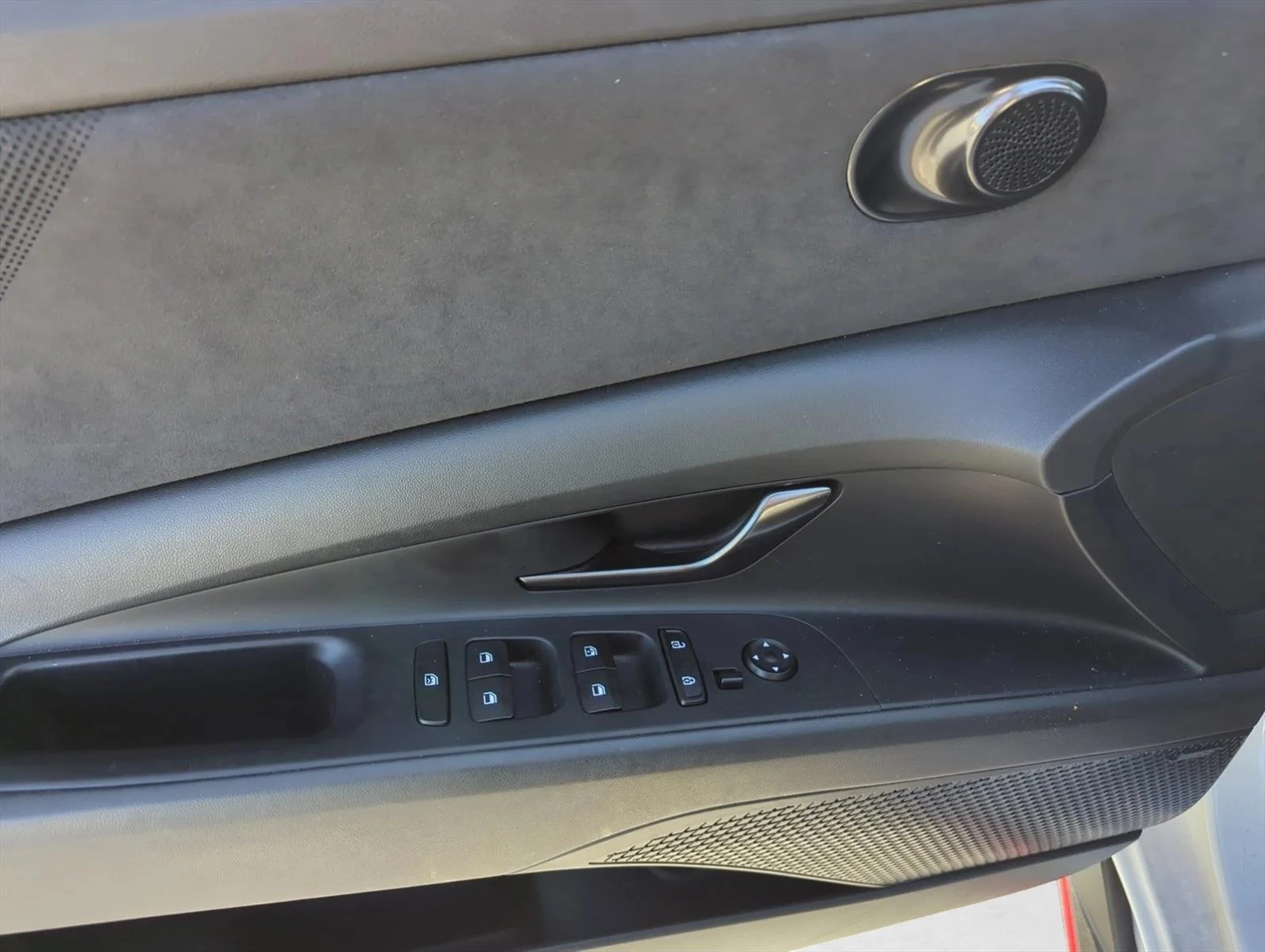 Used 2023 Ceramic White Hyundai  image 9