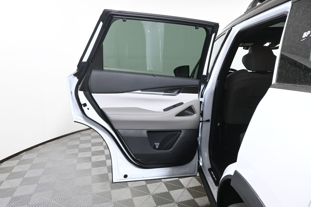 New 2027 2T RAD WHT INFINITI Autograph AWD image 35