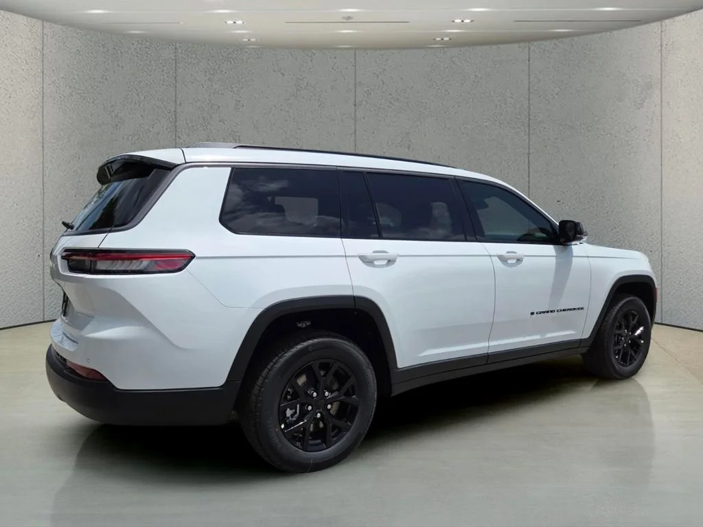 New 2026 Bright White Clear-Coat Exterior Paint Jeep Laredo Altitude image 4
