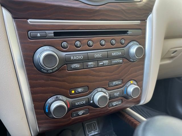 Used 2019 White Nissan Platinum image 17