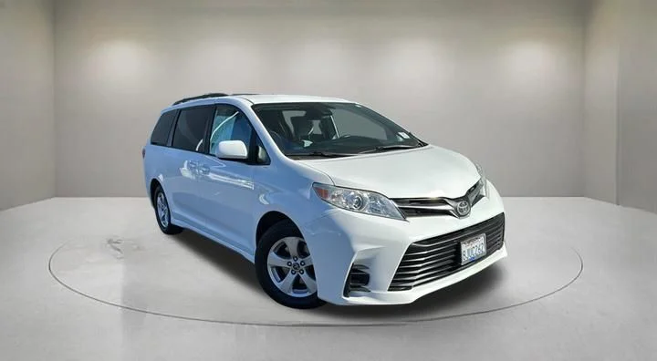 2019 Toyota Sienna LE V6 8-Passenger's photo